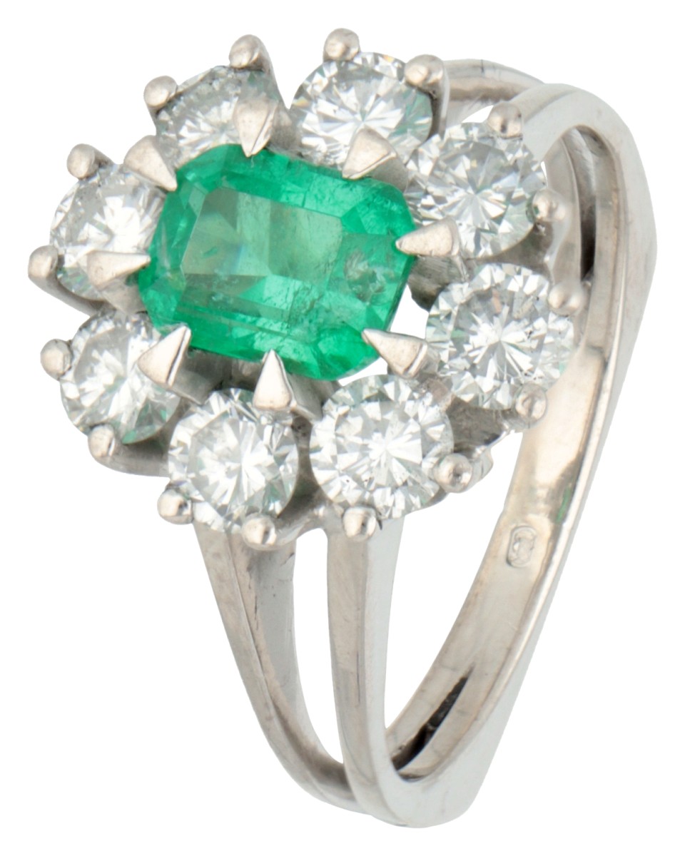18K Witgouden entourage ring bezet met smaragd en diamant.