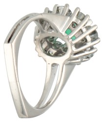 18K Witgouden entourage ring bezet met smaragd en diamant.