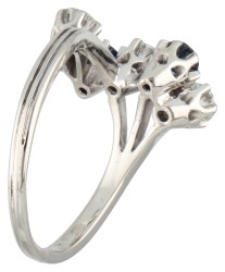 14 kt. Witgouden ring bezet met ca. 0.45 ct. diamant en saffier.