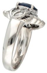 18 kt. Witgouden entourage ring bezet met ca. 2.00 ct. natuurlijke saffier en diamant.