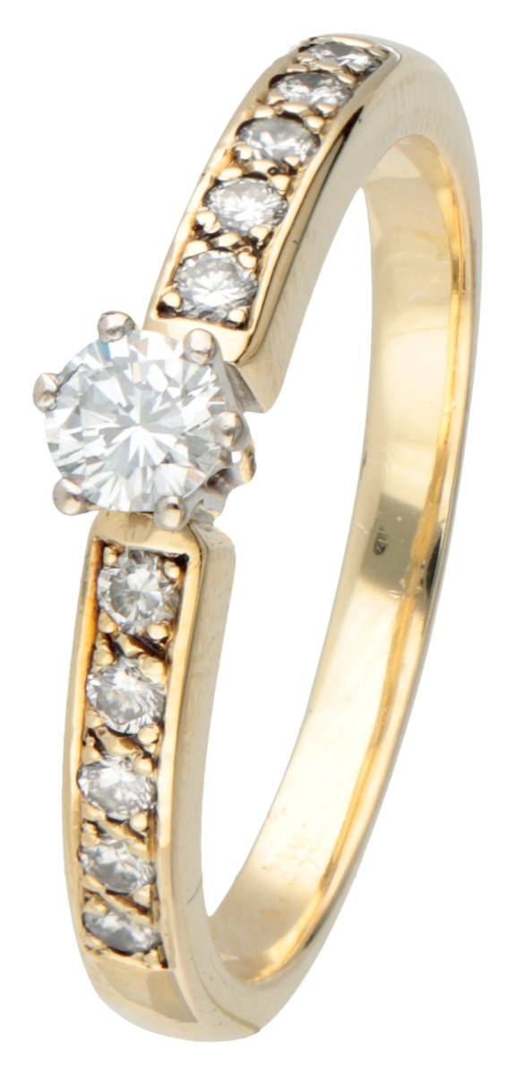 14 kt. Geelgouden shoulder ring bezet met ca. 0.28 ct. diamant.