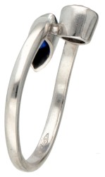 18 kt. Witgouden toi et moi ring bezet met ca. 0.41 ct. diamant en synthetische saffier.