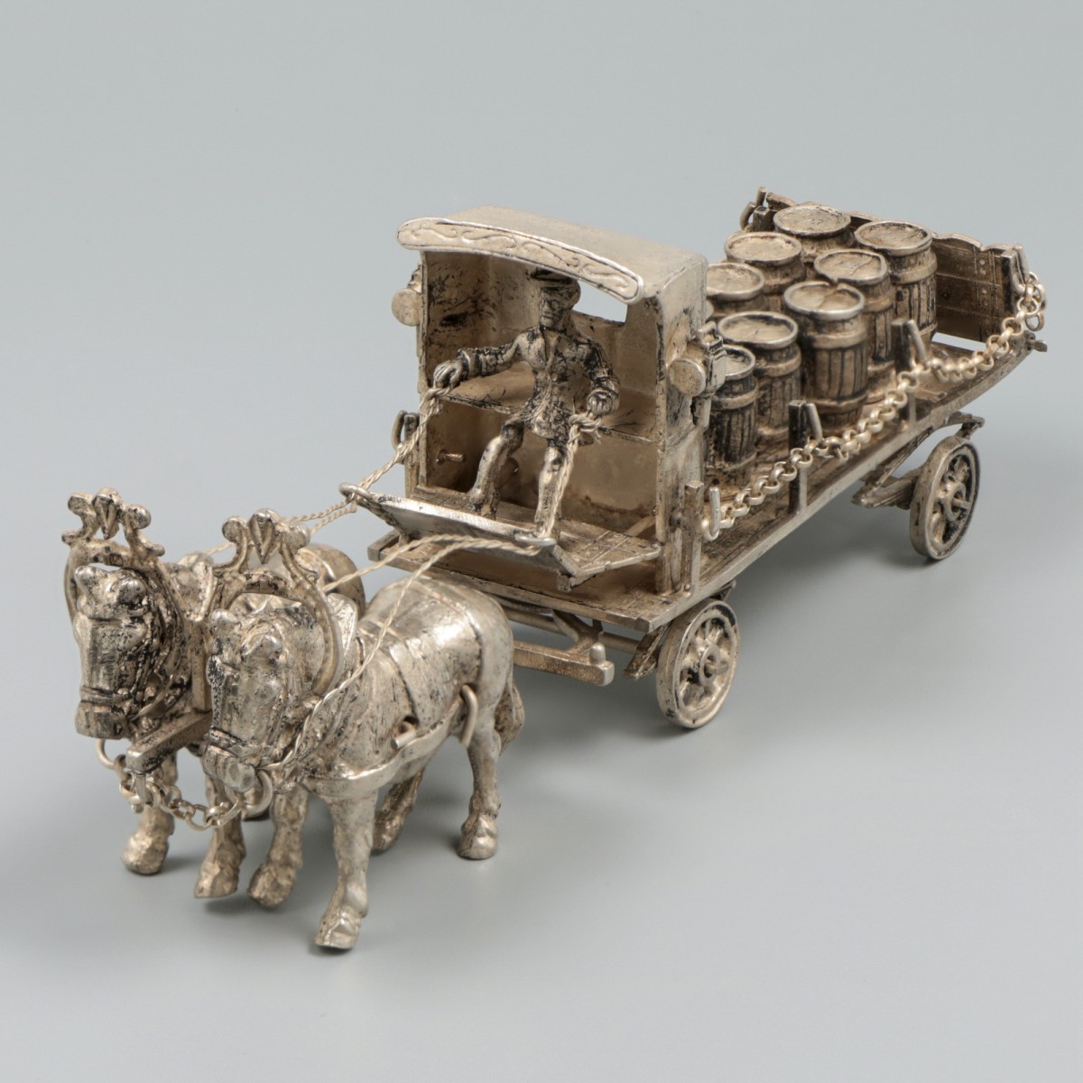 Miniatuur paardenkar met biervaten zilver.