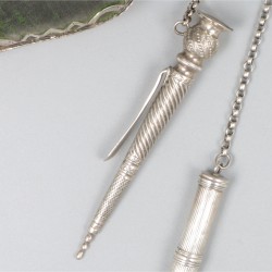 Chatelaine met naaigerei zilver.