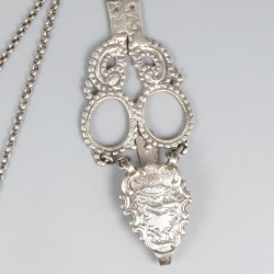 Chatelaine met naaigerei zilver.