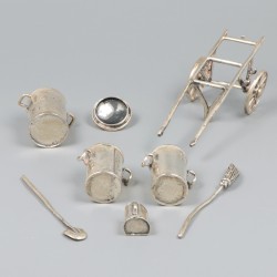 Miniatuur stratenreinigerskar zilver.