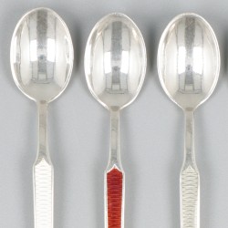 6-delige set geëmailleerde mokkalepeltjes zilver.