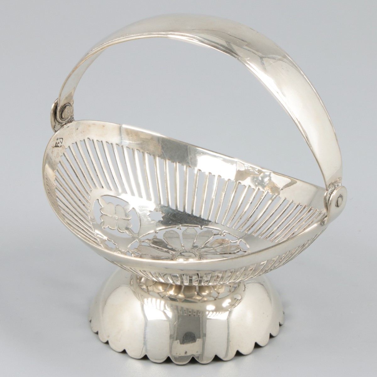 Pastillemandje, Pieter Schmitz, Leeuwarden 1830, zilver.