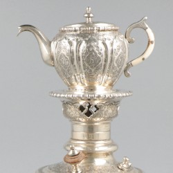Isfahan samovar met druppelkom, theepot en dienblad, zilver.