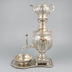 Isfahan samovar met druppelkom, theepot en dienblad, zilver.