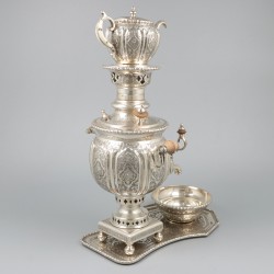 Isfahan samovar met druppelkom, theepot en dienblad, zilver.