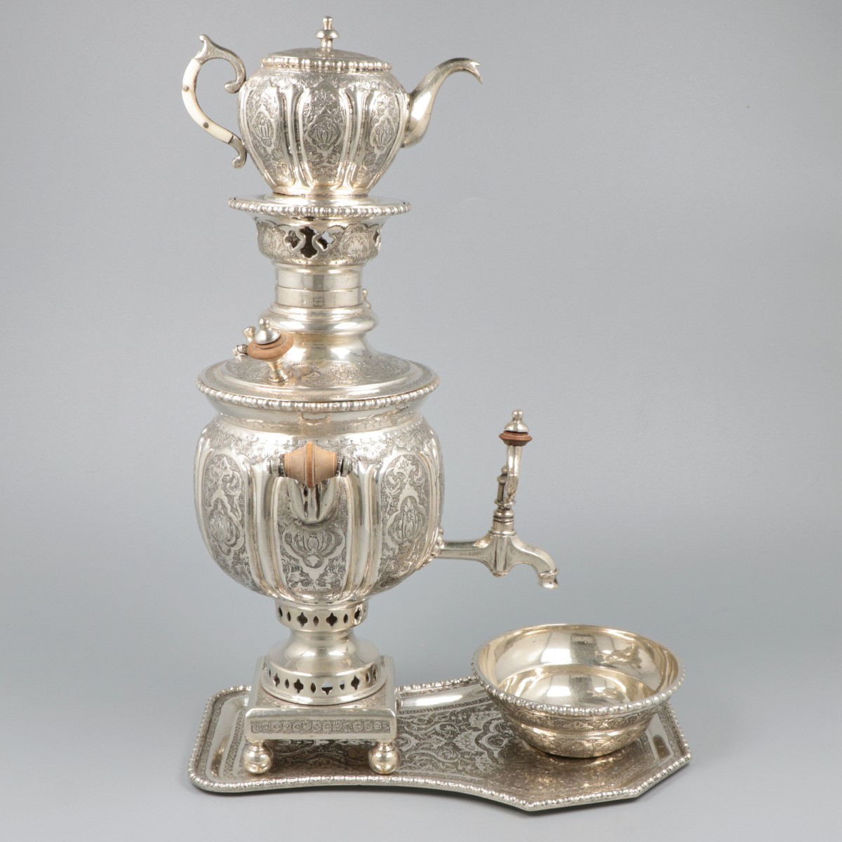 Isfahan samovar met druppelkom, theepot en dienblad, zilver.