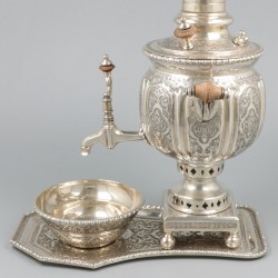 Isfahan samovar met druppelkom, theepot en dienblad, zilver.