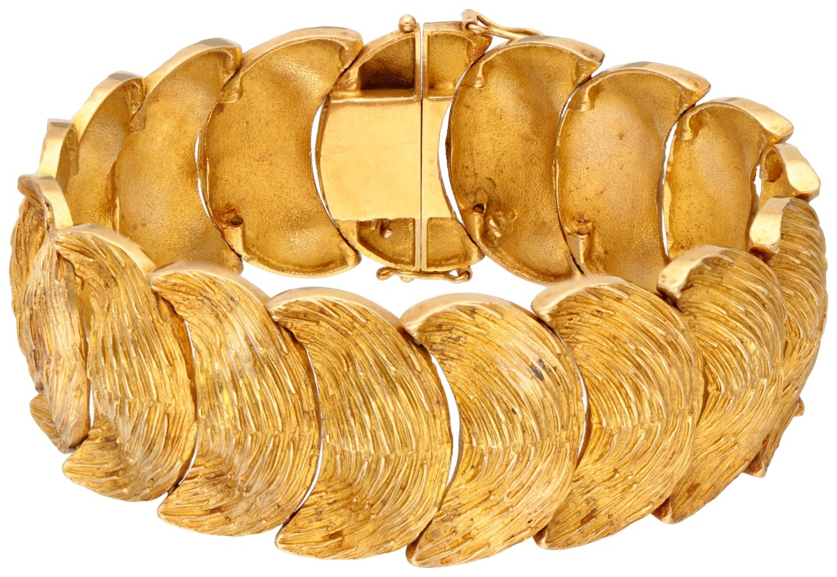 18 kt. Geelgouden bewerkte armband met halvemaanvormige schakels uit de jaren 1970.