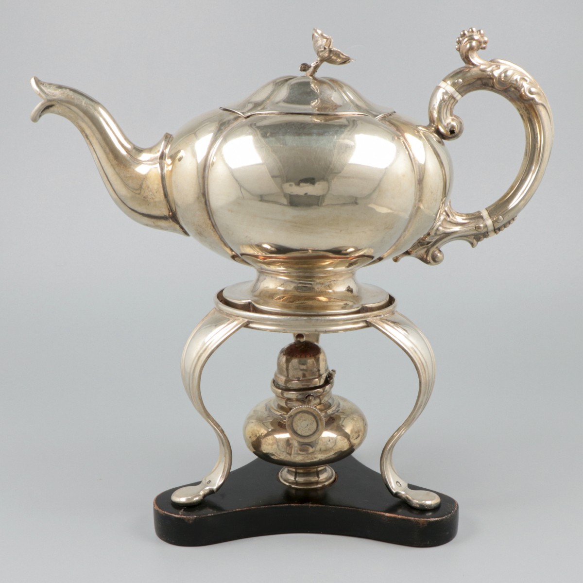 Theepot met komfoor zilver.