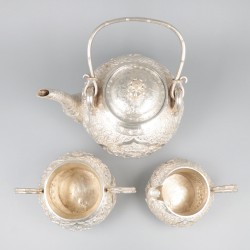 4-delig theeservies, Chinese export (Tu Mao Xing 涂茂興, of JiuJiang, Provincie Guangdong) zilver.