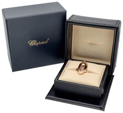 Chopard 'Happy Diamonds'  18 kt. geelgouden ring bezet met ca. 0.06 ct. diamant.