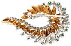 Italiaanse 14K bicolour gouden retro broche bezet met smaragd en diamant.