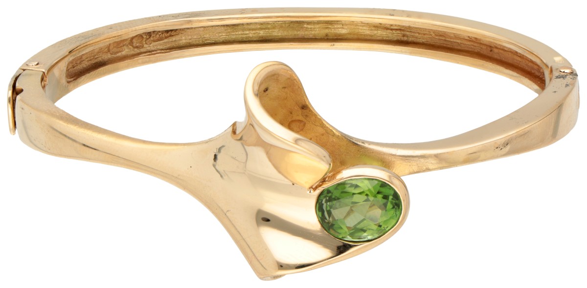 Ton & Tieneke Rotterdam 18 kt. geelgouden design armband bezet met ca. 1.93 ct. peridoot.