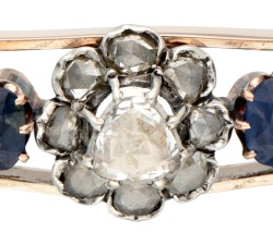 Antieke 14K roségouden bangle armband uit ca. 1880 bezet met ca. 2.47 ct. natuurlijke saffier en diamant.