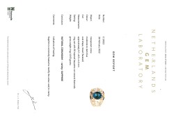 18K Geelgouden handgemaakte entourage ring bezet met 2.84 ct. gecertificeerde natuurlijke saffier en baguette geslepen diamanten.