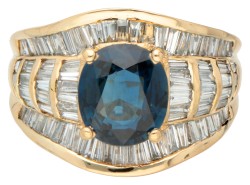18K Geelgouden handgemaakte entourage ring bezet met 2.84 ct. gecertificeerde natuurlijke saffier en baguette geslepen diamanten.