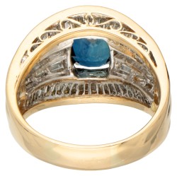 18K Geelgouden handgemaakte entourage ring bezet met 2.84 ct. gecertificeerde natuurlijke saffier en baguette geslepen diamanten.