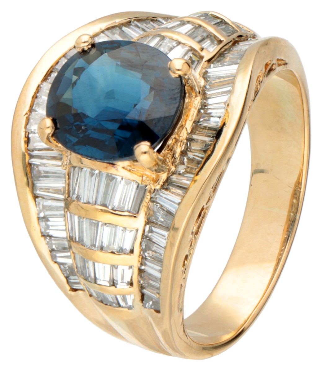18K Geelgouden handgemaakte entourage ring bezet met 2.84 ct. gecertificeerde natuurlijke saffier en baguette geslepen diamanten.