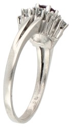 Vintage 18 kt. witgouden entourage ring bezet met ca. 0.45 ct. synthetische robijn en ca. 0.30 ct. diamant.