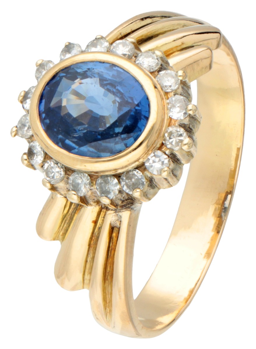 Vintage 14 kt. geelgouden entourage ring bezet met ca. 1.37 ct. natuurlijke saffier en ca. 0.16 ct. diamant.