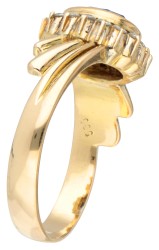 Vintage 14 kt. geelgouden entourage ring bezet met ca. 1.37 ct. natuurlijke saffier en ca. 0.16 ct. diamant.