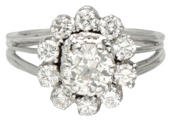 18 kt. Witgouden jaren 50 entourage ring bezet met ca. 1.32 ct. diamant.