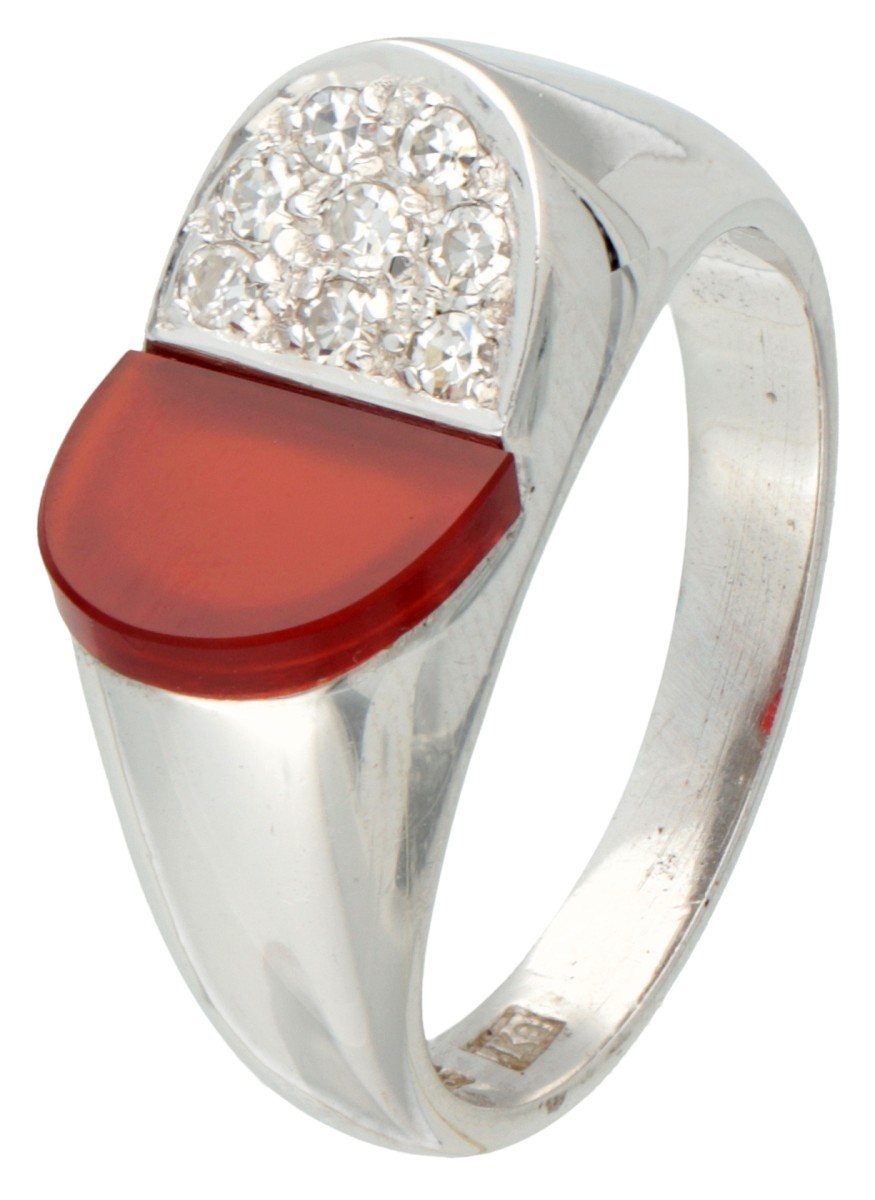 14 kt. Witgouden ring bezet met diamant en carneool.