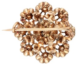 Antieke 14 kt. geelgouden broche met roosgeslepen diamanten op folie gezet.