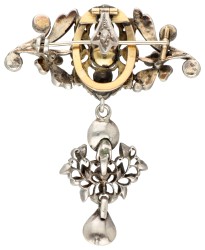 BWG gouden en zilveren antieke devant-de-corsage /  hanger met roosgeslepen diamanten op folie.