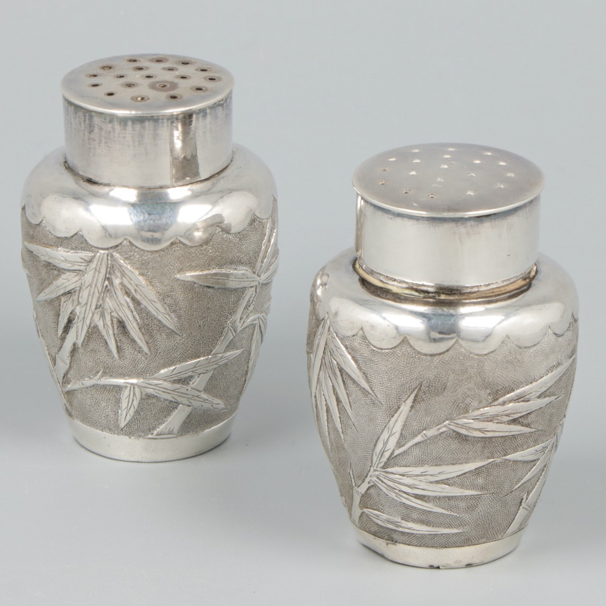 Peper- & zoutstrooier, Chinese export (Tang 棠) zilver.