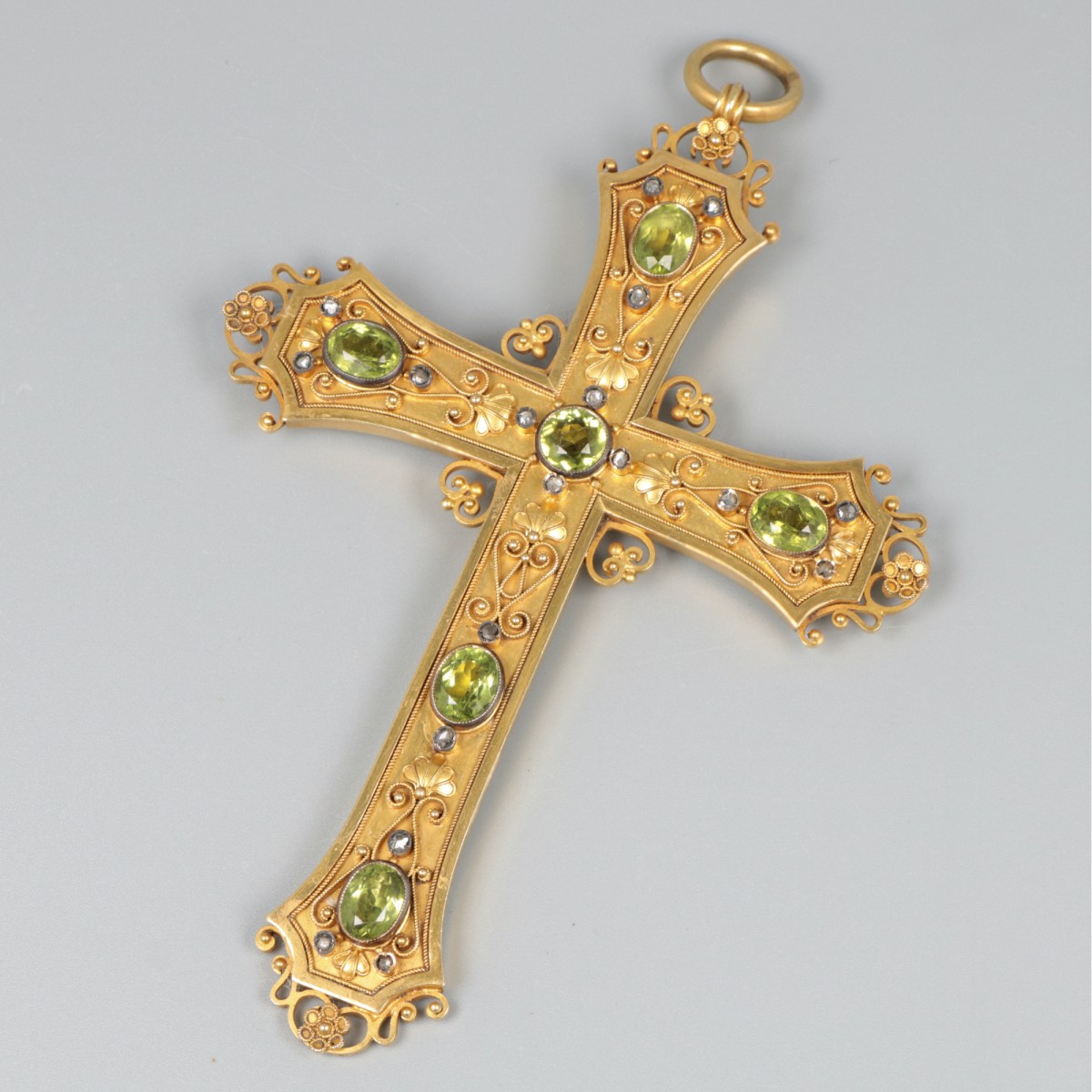 14 kt. Geelgouden corpus / borstkruis met peridot.