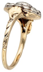 Antieke 14 kt. geelgouden entourage ring met roos geslepen diamant op folie.