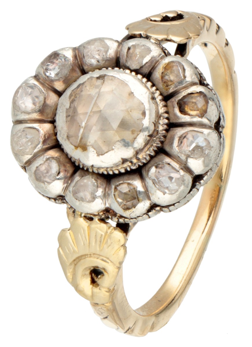 Antieke 14 kt. geelgouden entourage ring met roos geslepen diamant op folie.