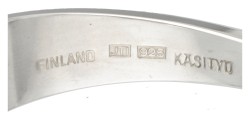 Sterling zilveren cuff armband ontworpen door Jaana Toppila-Ikalainen voor Kasityu, ca. 2000.