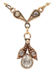 14 kt. Geelgouden antieke hanger met peervormige diamant aan collier.