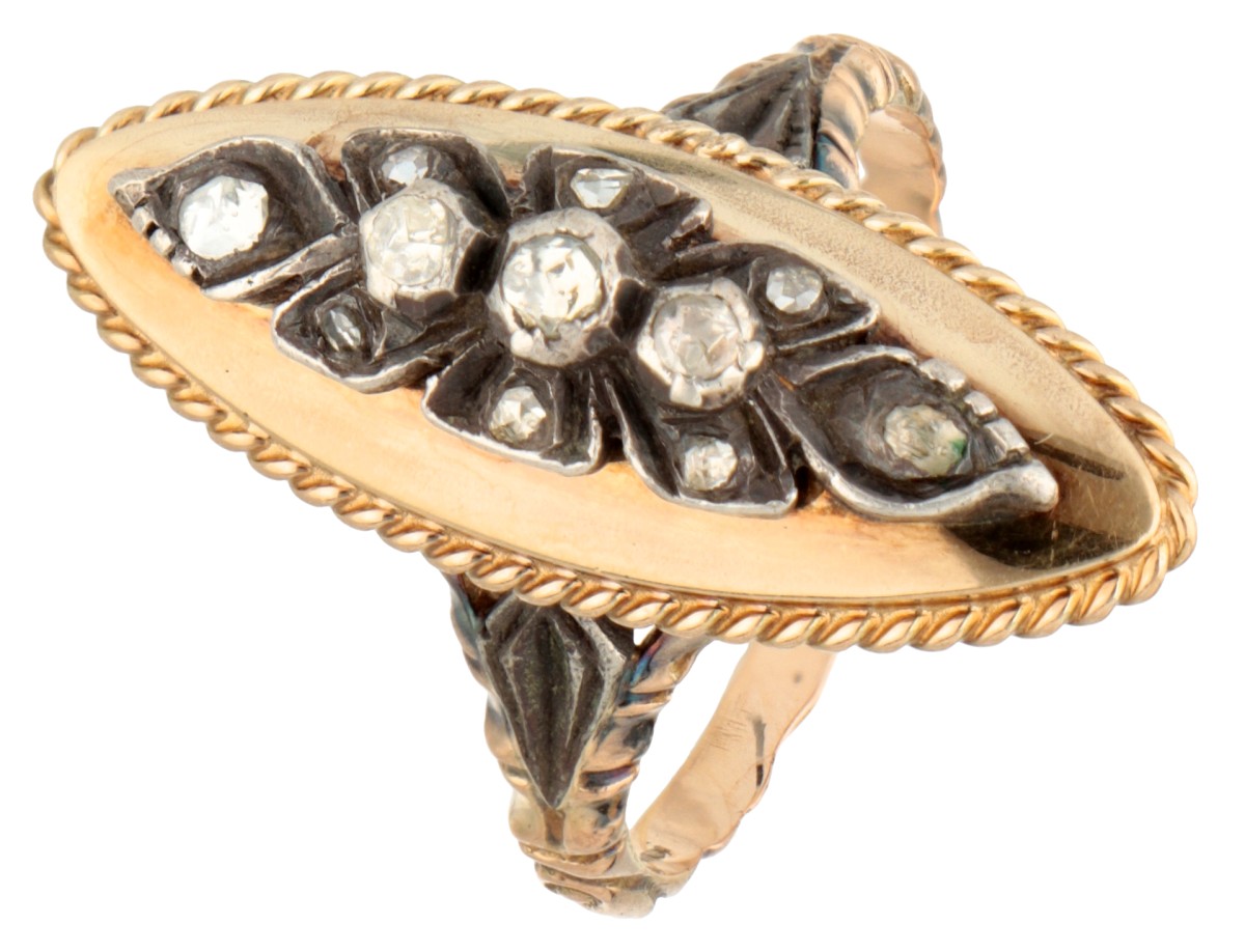 Vintage 14 kt. geelgouden navette ring gedecoreerd met diamant gezet in zilver.