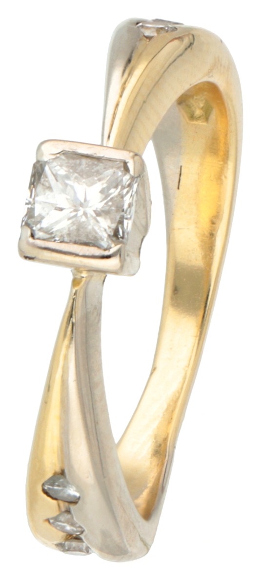 18 kt. Bicolor gouden solitair ring bezet met een radiant geslepen diamant van ca. 0.27 ct.