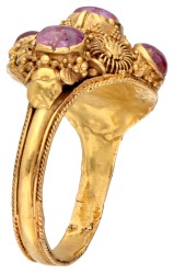 21.6 kt. Geelgouden Indonesische ring geïnspireerd op Balinese stijl en beïnvloed door Nederlandse streekdrachtsieraden, bezet met ca. 1.68 ct. natuurlijke robijn.