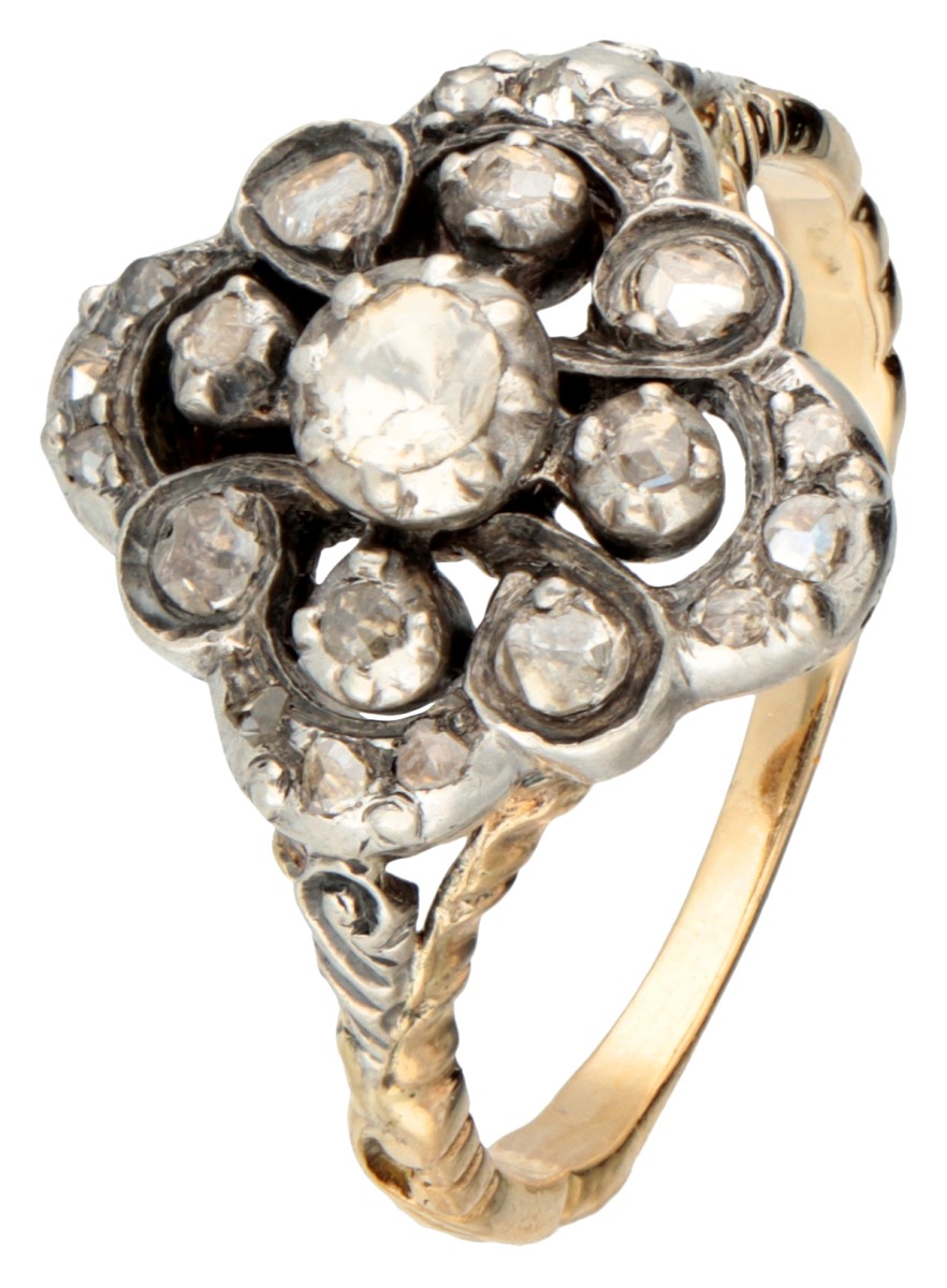 14 kt. Geelgouden vintage ring met gesneden band en bezet met diamant in zilver.