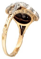 14 kt. Geelgouden vintage ring met gesneden band en bezet met diamant in zilver.