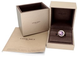 Chaumet 18 kt. witgouden 'Class one Croisière' entourage ring bezet met amethist en diamant.