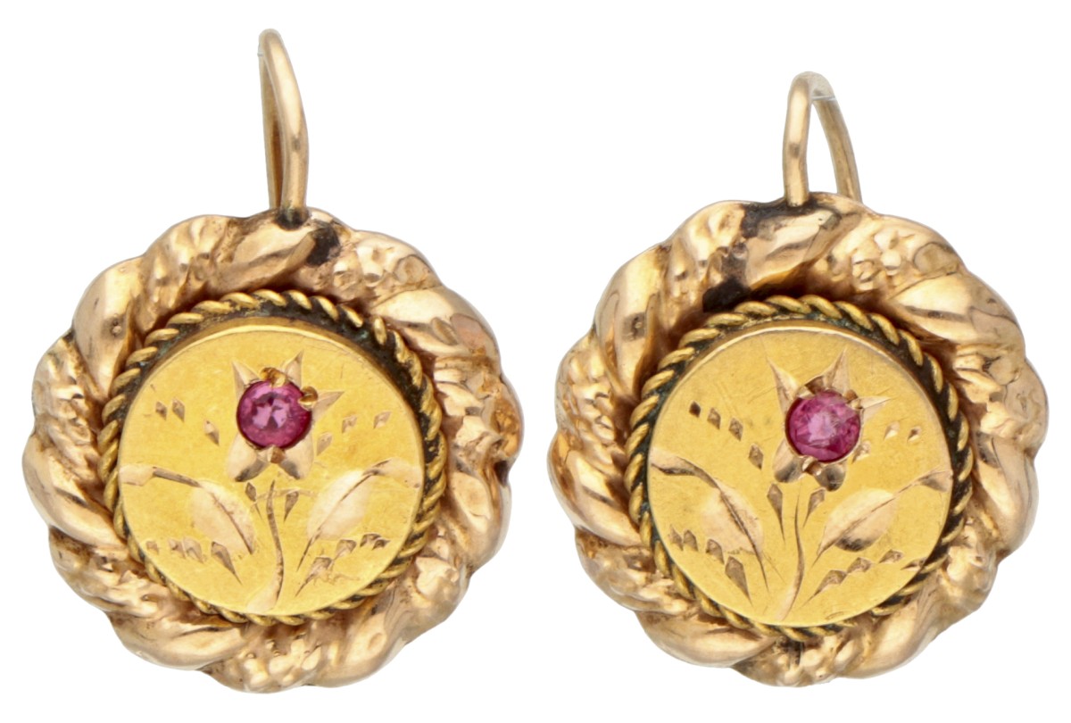 Antieke 18K bicolour dormeuses met floraal decor en roze steentje.