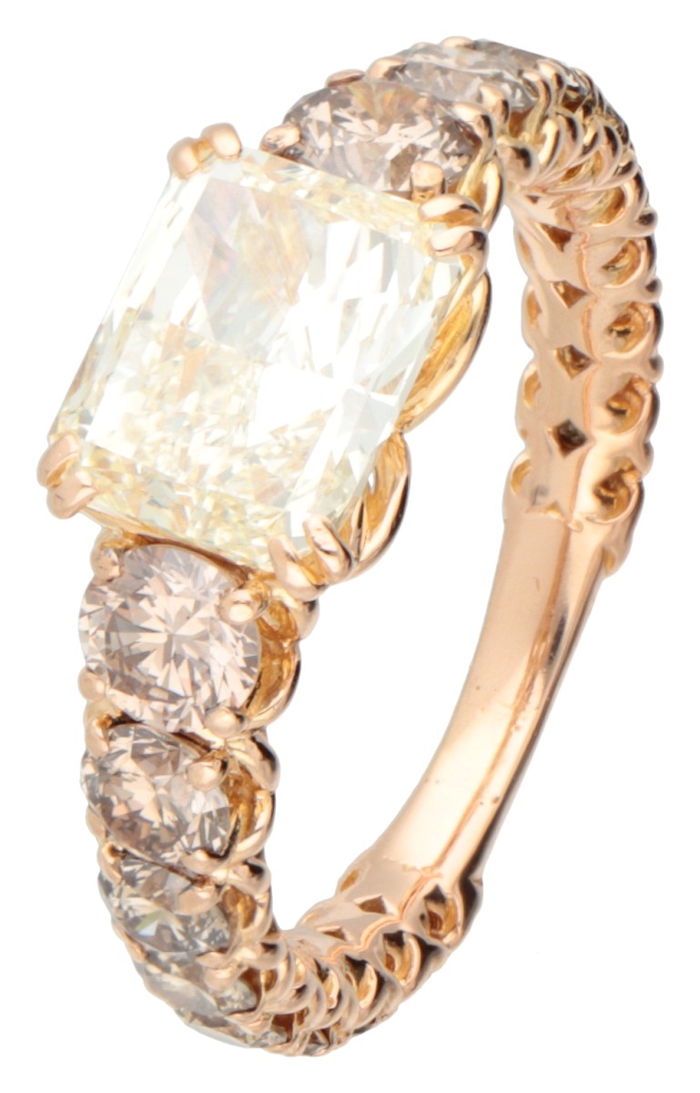 18 kt. Roségouden demi-alliance ring bezet met een ca. 1.98 ct. Cape Yellow radiant geslepen diamant.