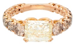 18 kt. Roségouden demi-alliance ring bezet met een ca. 1.98 ct. Cape Yellow radiant geslepen diamant.